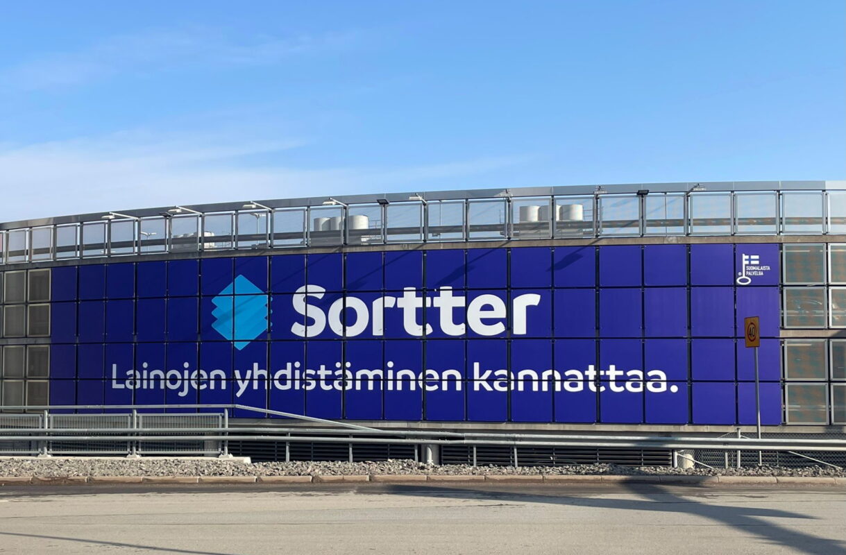 Trükitud alumiiniumkomposiitplaadid Helsingi Vantaa lennujaama parkimismaja fassaadil