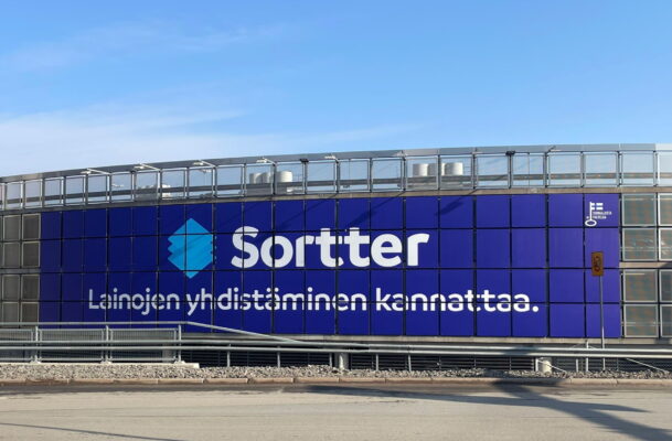 Trükitud alumiiniumkomposiitplaadid Helsingi Vantaa lennujaama parkimismaja fassaadil