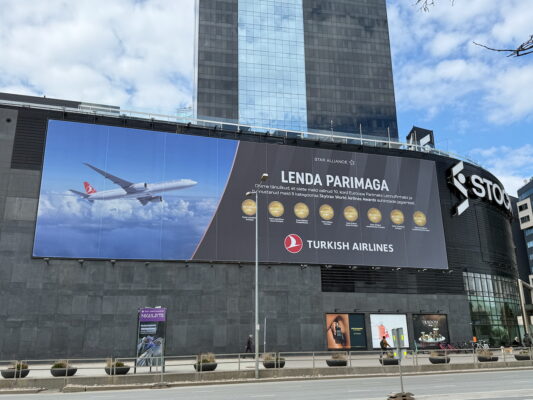suur turkish airlines seinabänner stockmanni fassaadil